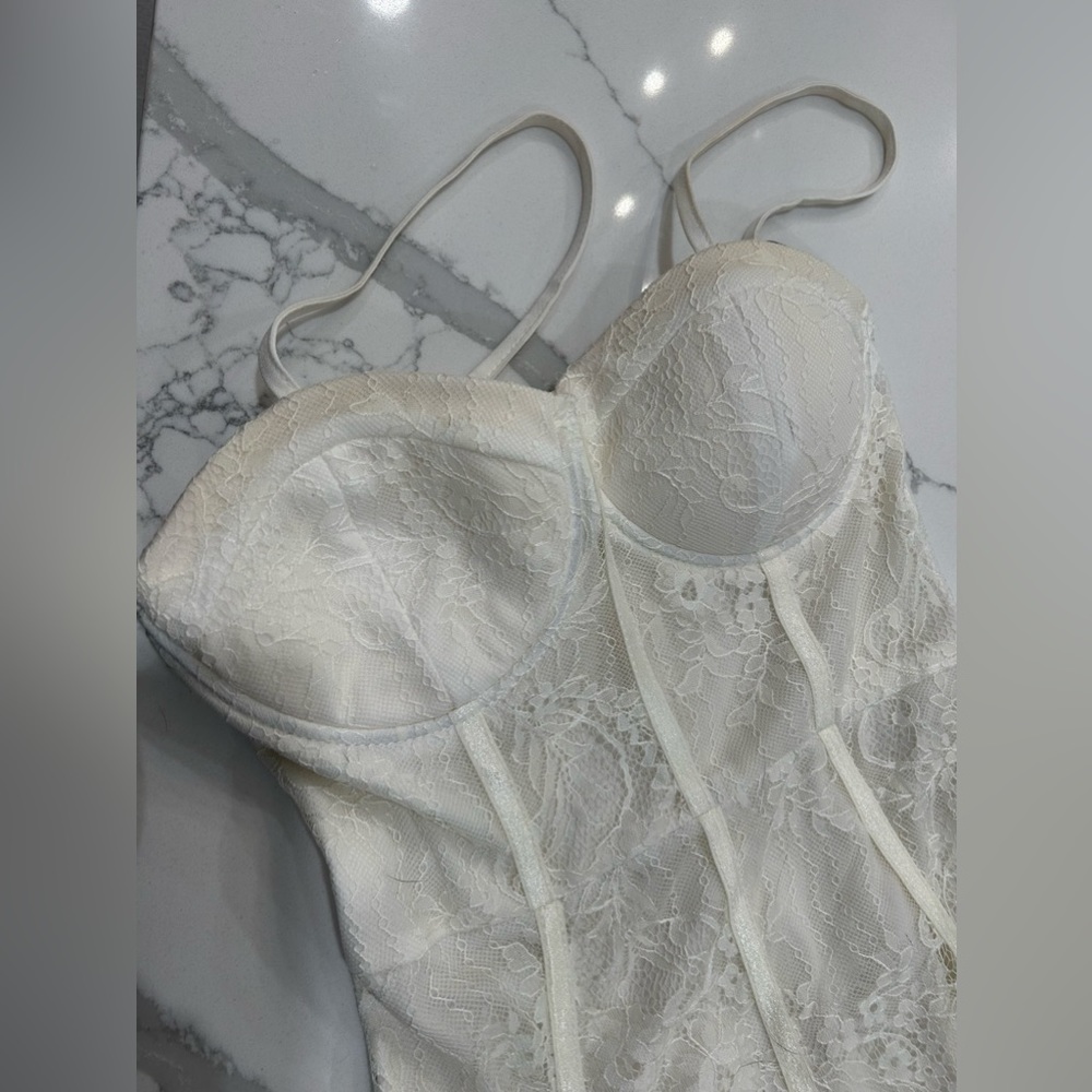 STUNNING LACE DRESS SIZE 4 - Picture 8 of 15